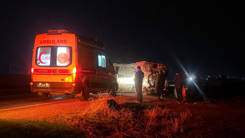 Diyarbakır'da can pazarı! İşçi servisi devrildi: Çok sayıda yaralı var - Resim: 2