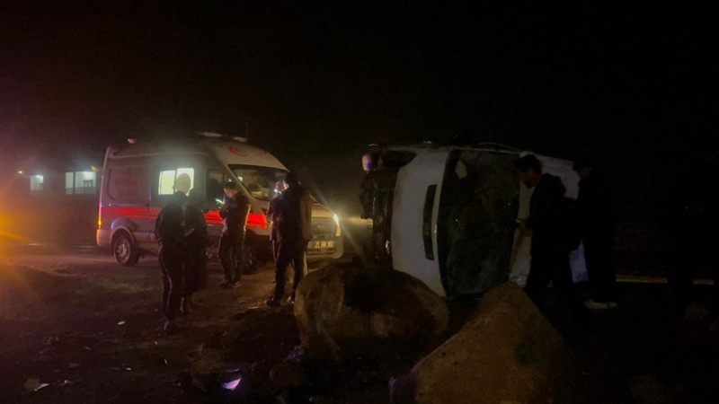 Diyarbakır'da can pazarı! İşçi servisi devrildi: Çok sayıda yaralı var - Resim: 4