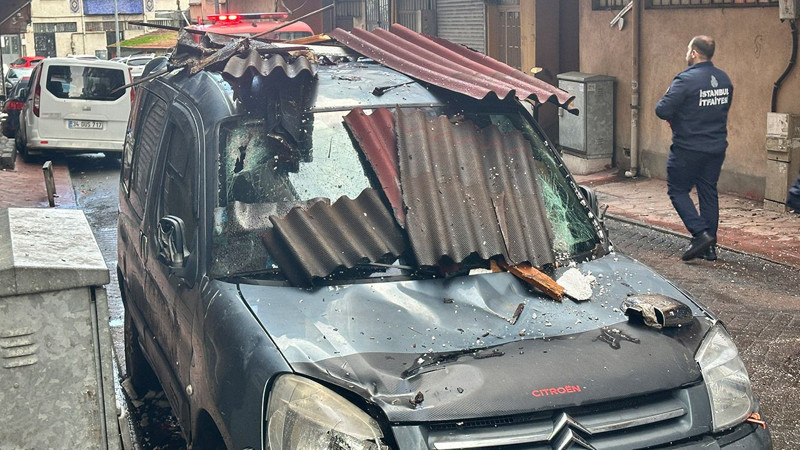 Beyoğlu'nda lodos dehşeti! Çatının altında kalmaktan saniyelerle kurtuldular: O anlar kamerada - Resim: 5