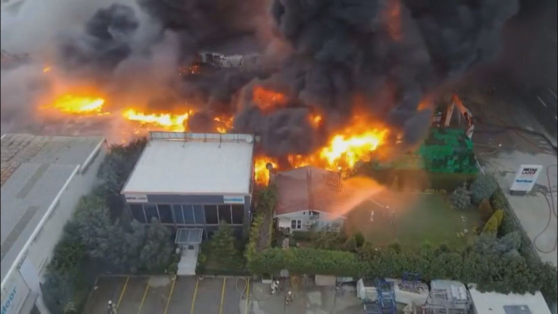Büyükçekmece'de korkutan fabrika yangın! Çok sayıda ekip müdahale etti... - Resim: 2