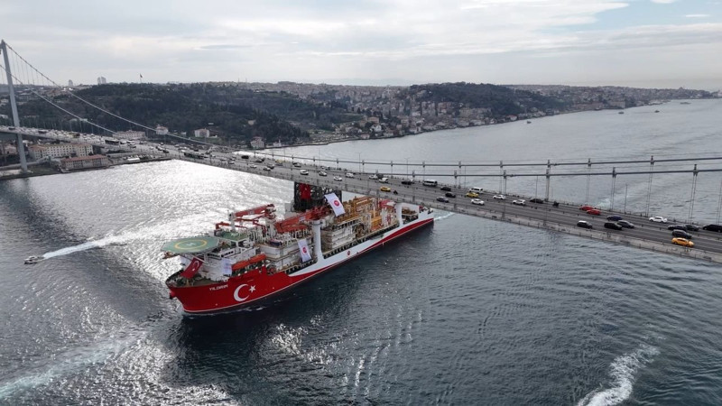 'Yıldırım' derin deniz sondaj gemisi İstanbul Boğazı'ndan geçti - Resim: 2