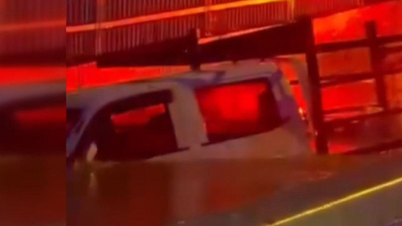 İzmir'de sağanak faciası! Otomobili suya gömüldü: Alt geçitte mahsur kalan sürücü can verdi - Resim: 2