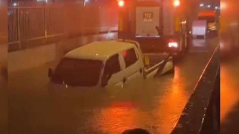 İzmir'de sağanak faciası! Otomobili suya gömüldü: Alt geçitte mahsur kalan sürücü can verdi - Resim: 4