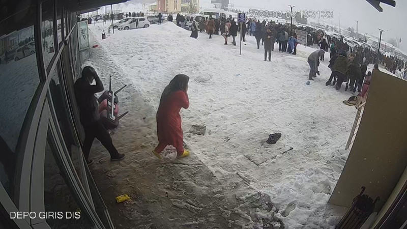 Hafızalardan silinmeyen acı: Asrın felaketinin yeni görüntüleri ortaya çıktı! - Resim: 6