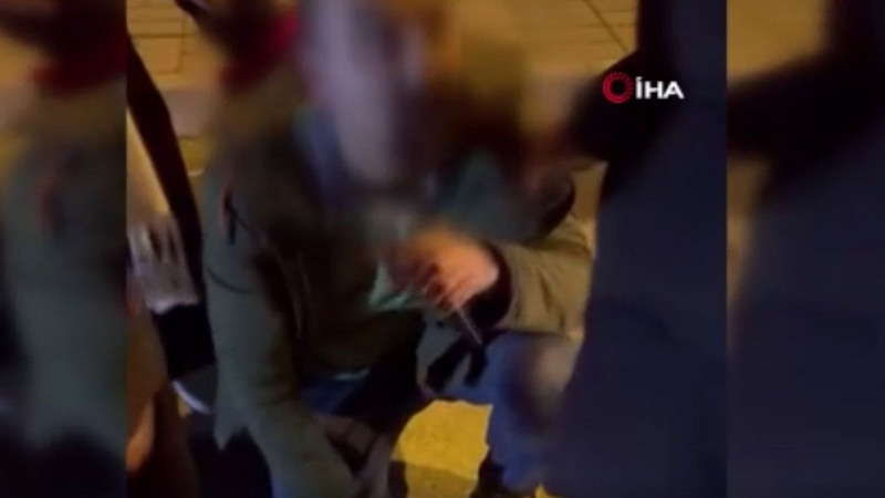 Gizlice görüntülerini çektiğini fark etti! Genç kadın sapığa tekme tokat saldırdı - Resim: 2