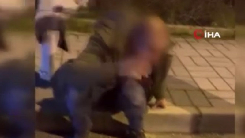 Gizlice görüntülerini çektiğini fark etti! Genç kadın sapığa tekme tokat saldırdı - Resim: 3