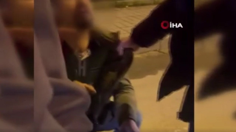 Gizlice görüntülerini çektiğini fark etti! Genç kadın sapığa tekme tokat saldırdı - Resim: 4