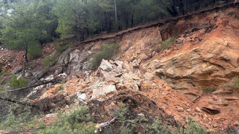 Muğla'da toprak kayması: Yol kısmen kapandı - Resim: 3