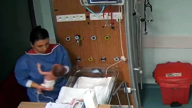 Bebek döven cani hemşireden