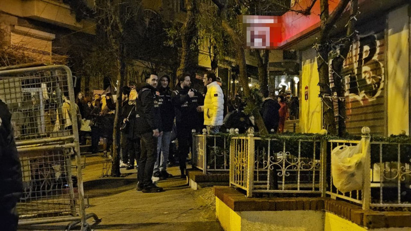 Oyuncu Ufuk Bayraktar 8 Mart yürüyüşünde olay çıkardı! Kadınlara laf attı, polis ekipleri devreye girdi - Resim: 4