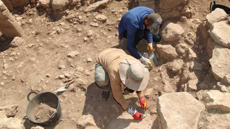 Tarlasında kazı yaparken kazması sert cisme çarptı! Topraktan 100'lerce altın fırladı - Resim: 17