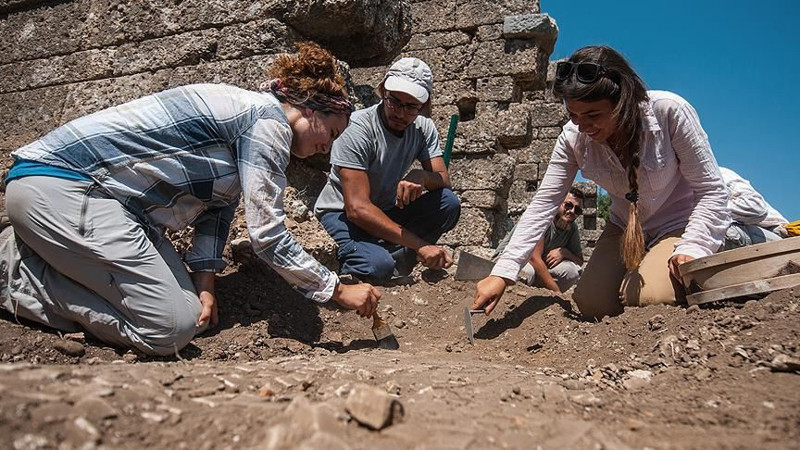 Tarlasında kazı yaparken kazması sert cisme çarptı! Topraktan 100'lerce altın fırladı - Resim: 22