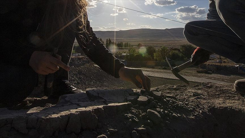 Tarlasında kazı yaparken kazması sert cisme çarptı! Topraktan 100'lerce altın fırladı - Resim: 9