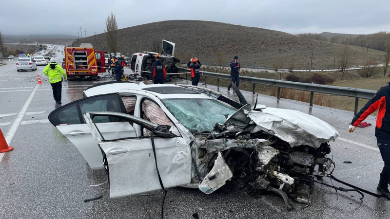 Konya'da feci kaza! Baba ve oğlu hayatını kaybetti, 4 kişi yaralandı - Resim: 4