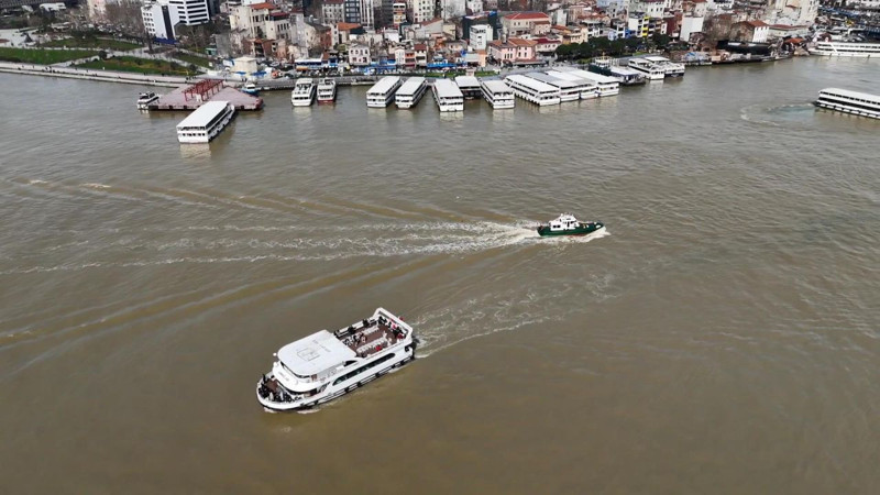 Haliç'te korkutan görüntü! Yağış sonrası rengi kahverengiye döndü - Resim: 3