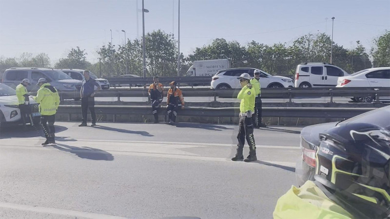 D100'ü kilitleyen kaza! Kontrolden çıkan otomobil bariyerlere çarpıp takla attı - Resim: 2