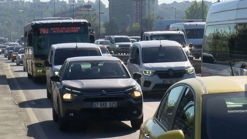D100'ü kilitleyen kaza! Kontrolden çıkan otomobil bariyerlere çarpıp takla attı - Resim: 5