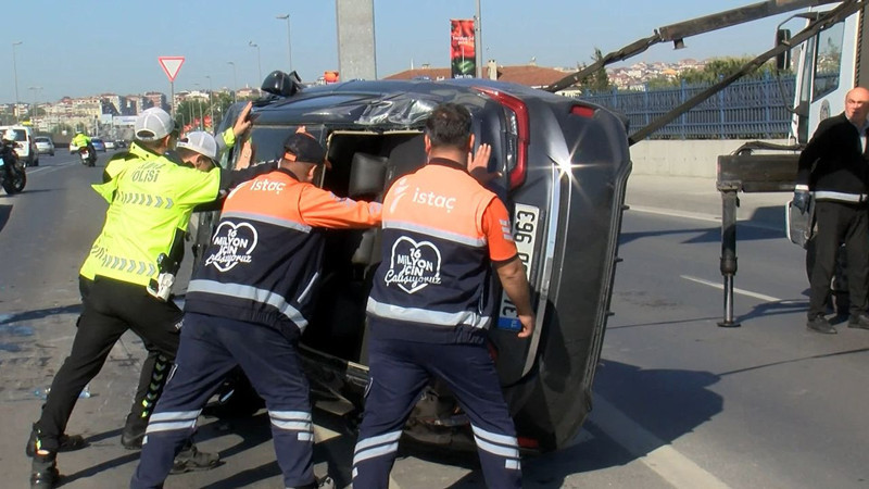 D100'ü kilitleyen kaza! Kontrolden çıkan otomobil bariyerlere çarpıp takla attı - Resim: 7