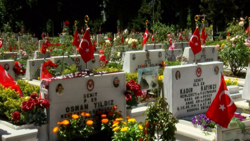Kurban Bayramı’nda şehitlikte duygu dolu ziyaret! Hüzün ve gurur bir arada: Bizim bayramımız mahşere kaldı - Resim: 6
