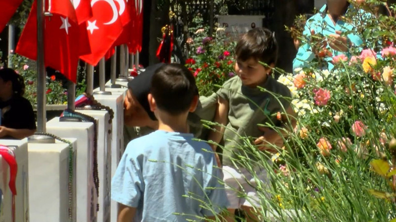 Kurban Bayramı’nda şehitlikte duygu dolu ziyaret! Hüzün ve gurur bir arada: Bizim bayramımız mahşere kaldı - Resim: 7