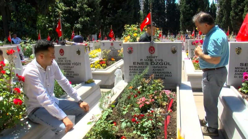 Kurban Bayramı’nda şehitlikte duygu dolu ziyaret! Hüzün ve gurur bir arada: Bizim bayramımız mahşere kaldı - Resim: 2