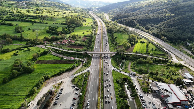 Tatilciler dönüş için yola çıktı: Kilometrelerce kuyruk oluştu! O anlar havadan görüntülendi - Resim: 2