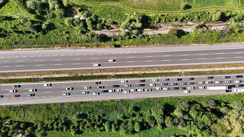 Tatilciler dönüş için yola çıktı: Kilometrelerce kuyruk oluştu! O anlar havadan görüntülendi - Resim: 7