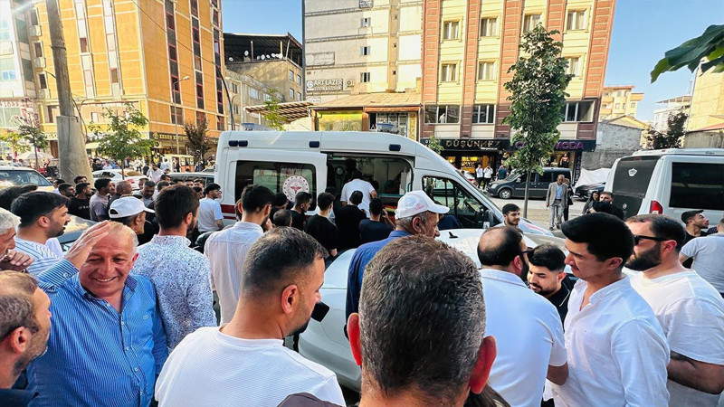Herkes çığlık çığlığa izledi: Bir saniye her şeyi değiştirdi! Çatıdaki intihar girişiminde film gibi kurtuluş - Resim: 5