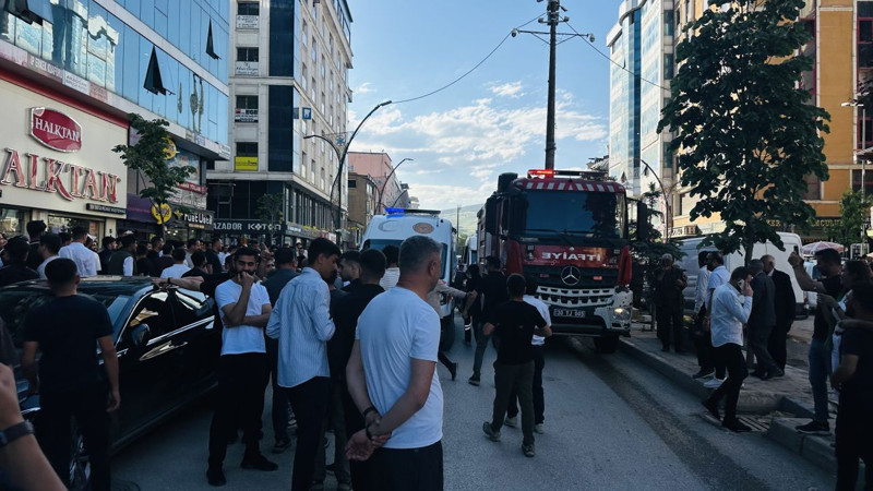 Herkes çığlık çığlığa izledi: Bir saniye her şeyi değiştirdi! Çatıdaki intihar girişiminde film gibi kurtuluş - Resim: 1