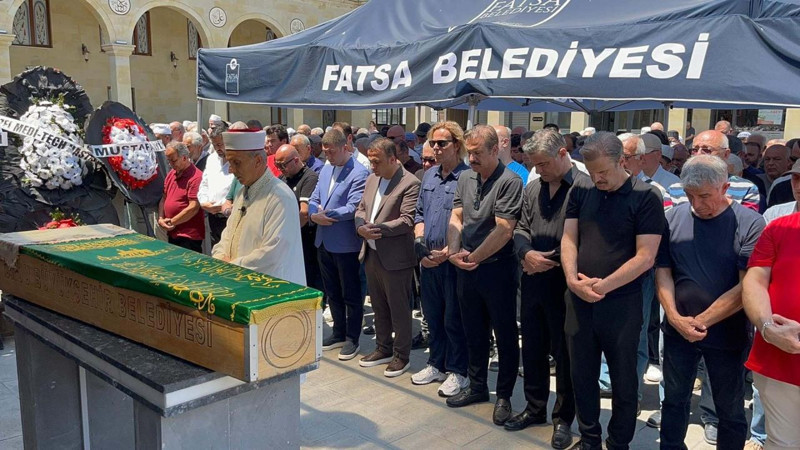 Soner Arıca’nın acı günü! Annesini son yolculuğuna uğurladı, tabut başındaki hali yürek burktu - Resim: 3
