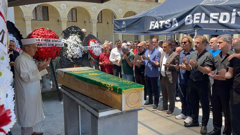 Soner Arıca’nın acı günü! Annesini son yolculuğuna uğurladı, tabut başındaki hali yürek burktu - Resim: 4