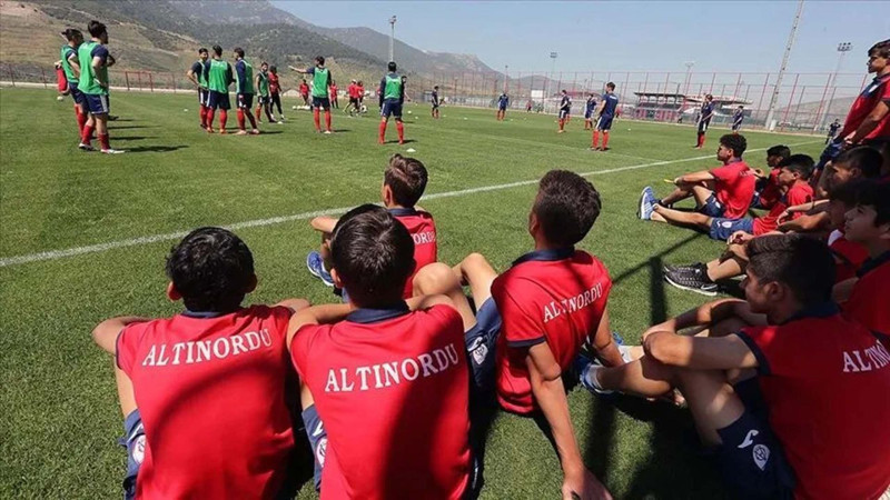 Türk futbolcunun oyuncu fabrikasıydı! Şok kararı duyuruldu: Ligden çekildiler - Resim: 3