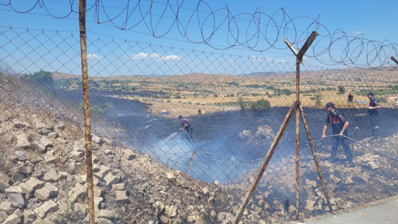 Balıkesir'de üç ayrı noktada yangın! Gökyüzünü dumanlar kapladı: Alevlerle mücadele sürüyor - Resim: 7