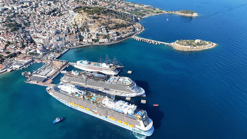 Tatil cenneti doldu taştı! Limandan sokaklara akın ettiler: Bir günde 4 kruvaziyer yanaştı - Resim: 4