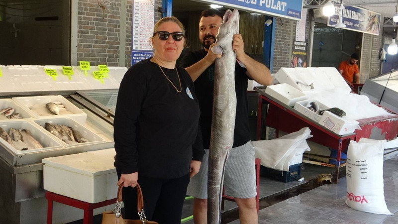 Mersin'de 2 metre uzunluğunda tezgaha serildi! Gelen geçen herkes baktı - Resim: 5