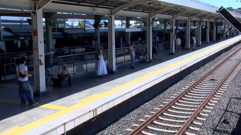 Korku dolu anlar kamerada! Marmaray'da can pazarı: Raylarda sıkışan yolcu böyle kurtarıldı - Resim: 6