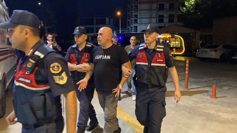 Ünlü isme gözaltı: Evinden bakın ne çıktı! Basına çattı: Niye çekiyorlar? - Resim: 2