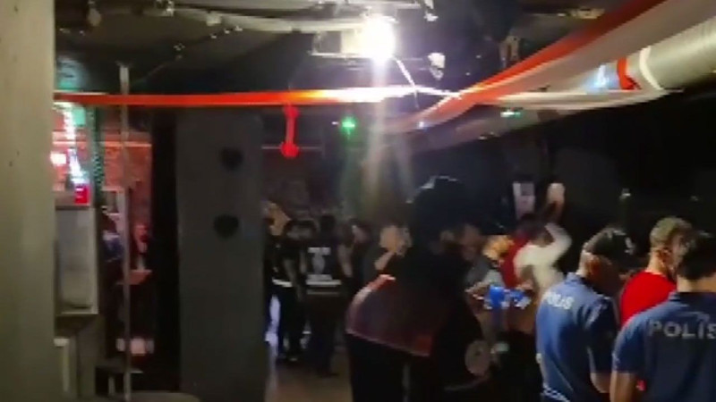 Sixtiees Pub'a fuhuş operasyonu! Diz boyu rezillik: İğrenç yazışmalar ortaya çıktı - Resim: 5