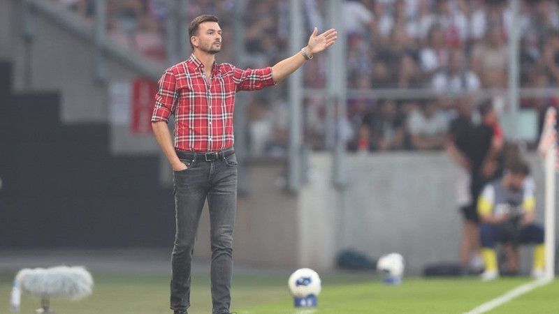 Gornik Zabrze'nin hocası Michal Gasparik maçı unutturdu:  Saha kenarındaki tarzı olay oldu - Resim: 5