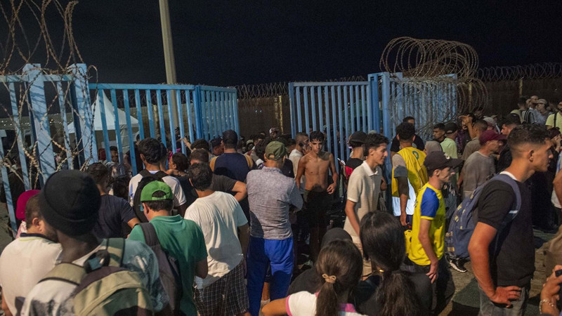 İspanya sınırında göç hareketliliği! İçişleri Bakanlığı rakamı açıkladı: Bir günde 49 bin göçmen Ceuta’ya geçti! - Resim: 2