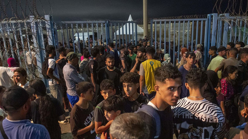 İspanya sınırında göç hareketliliği! İçişleri Bakanlığı rakamı açıkladı: Bir günde 49 bin göçmen Ceuta’ya geçti! - Resim: 1