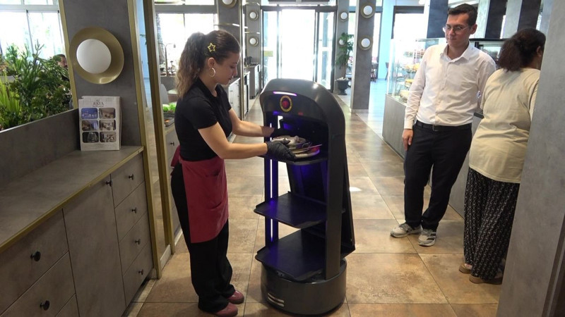 Amasya’da ilginç anlar! Robot garson kendini merdivenlerden attı: “Çalışma stresi yaşadığını düşünüyoruz, izin verdik” - Resim: 2