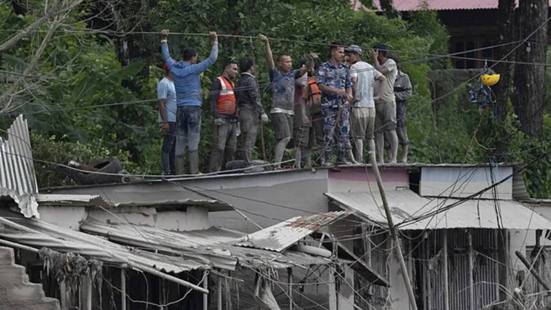 Nepal'de bilanço ağırlaşıyor! Felaketin sebebiyle ilgili korkutan iddia: Dev parça koptu - Resim: 12