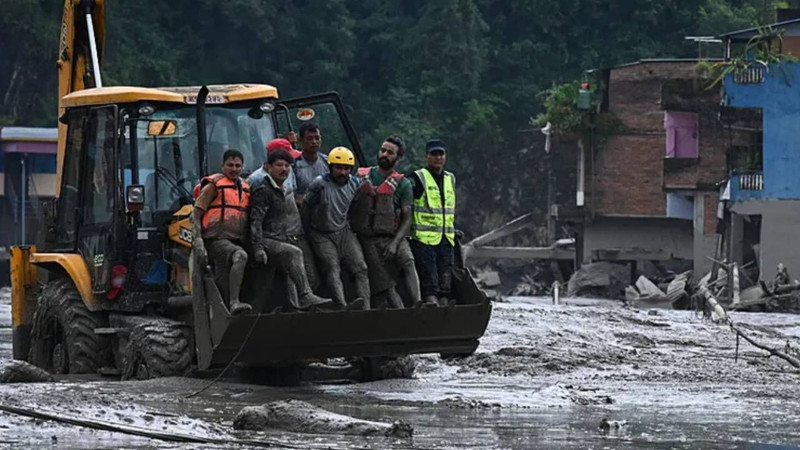 Nepal'de bilanço ağırlaşıyor! Felaketin sebebiyle ilgili korkutan iddia: Dev parça koptu - Resim: 3