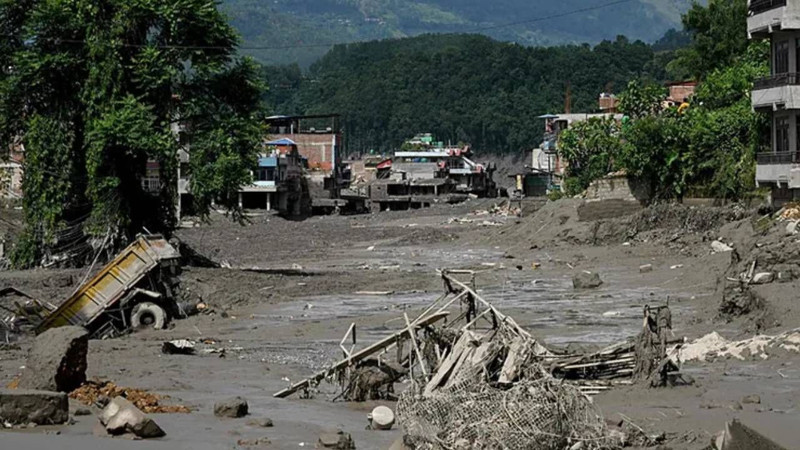 Nepal'de bilanço ağırlaşıyor! Felaketin sebebiyle ilgili korkutan iddia: Dev parça koptu - Resim: 1