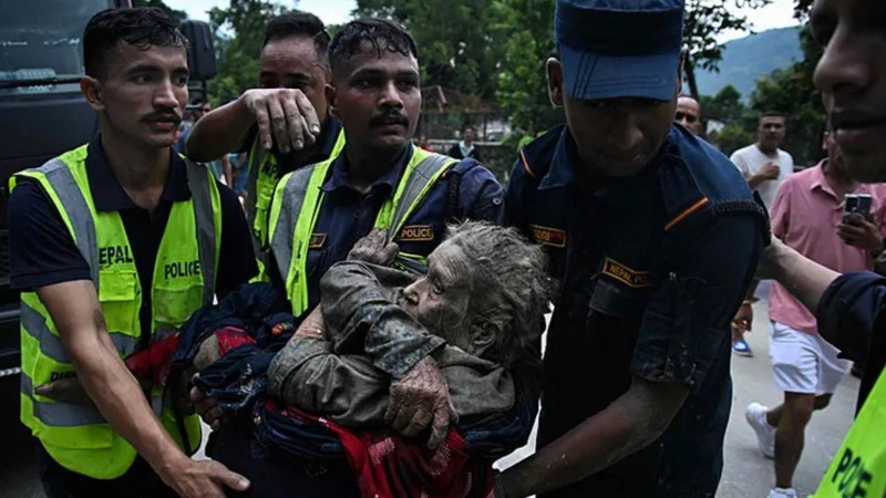 Nepal'de bilanço ağırlaşıyor! Felaketin sebebiyle ilgili korkutan iddia: Dev parça koptu - Resim: 2