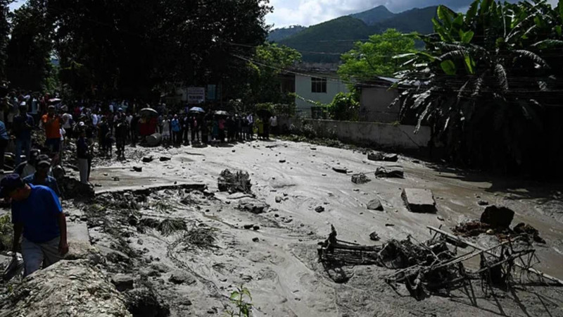 Nepal'de bilanço ağırlaşıyor! Felaketin sebebiyle ilgili korkutan iddia: Dev parça koptu - Resim: 5