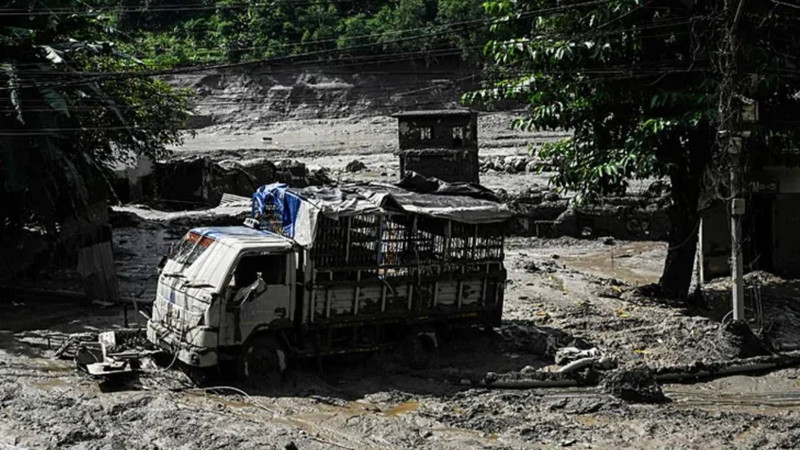 Nepal'de bilanço ağırlaşıyor! Felaketin sebebiyle ilgili korkutan iddia: Dev parça koptu - Resim: 11