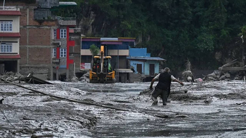 Nepal'de bilanço ağırlaşıyor! Felaketin sebebiyle ilgili korkutan iddia: Dev parça koptu - Resim: 13