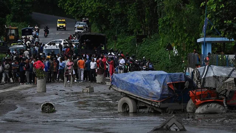 Nepal'de bilanço ağırlaşıyor! Felaketin sebebiyle ilgili korkutan iddia: Dev parça koptu - Resim: 7